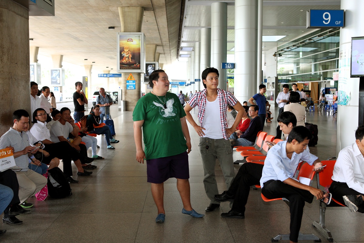 Chiều 8/8, Hoàng Mập và Đông Dương ra tận sân bay đón người bạn thân thiết Việt Hương. Cả 2 chơi thân với nhau từ thời còn sinh viên và tình bạn đó vẫn giữ đến bây giờ.