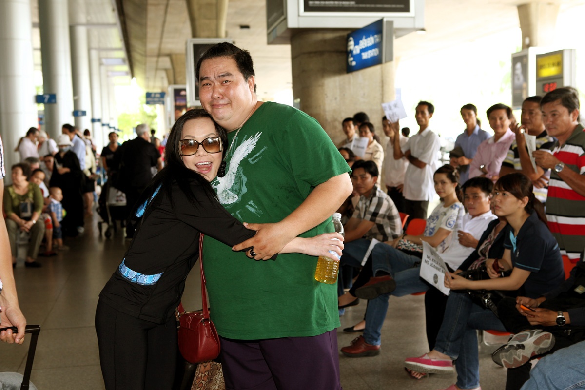 Vừa bước ra khỏi cổng, thấy Hoàng Mập đứng chờ, Việt Hương đã chạy tới ôm người bạn thân khiến anh không cầm được nước mắt.