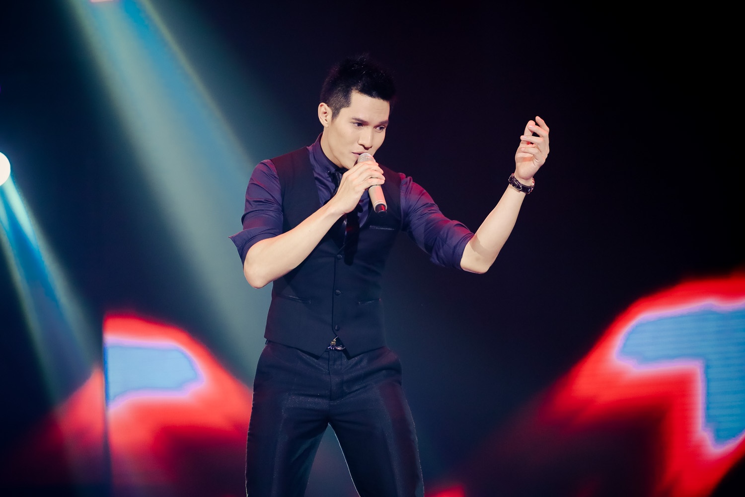 Ở lượt đối đầu, Minh Anh chiếm thế thượng phong nhưng đối thủ của anh lại rất tự tin. Rút kinh nghiệm ở vòng đầu, Minh Anh chọn ca khúc Yêu trong đợi chờ khá tròn trịa.