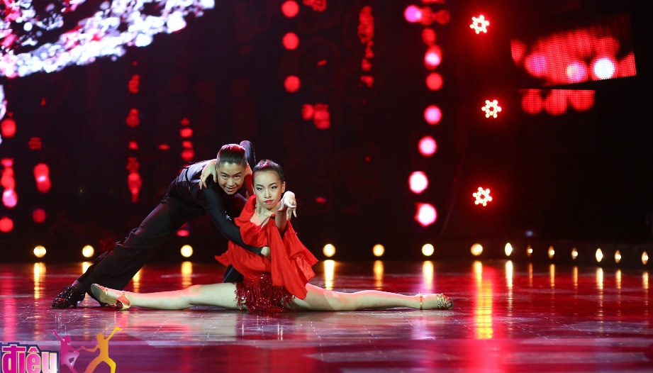 Trong phần nhận xét về cặp đôi này, Trấn Thành đã bắt bẻ Xuân Bắc khi nam MC đưa ra những nhận xét về chuyên môn. Cây cười của miền Bắc cho rằng mọi thứ hoàn hảo nếu Anh Đức không bị lơi ánh mắt khi diễn. Tuy nhiên, Trấn Thành lại bác bỏ ý kiến của đàn anh và khẳng định bài nhảy tuyệt vời làm anh nổi da gà.