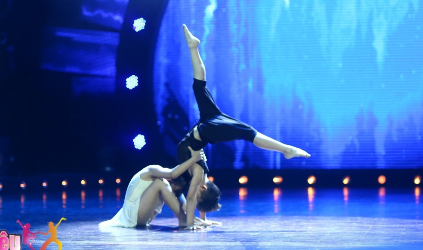 Giám khảo John Huy Trần bắt đầu phần nhận xét của mình bằng tiếng hú bởi anh không thể nói nên lời vì quá ngạc nhiên trước màn biểu diễn này. Anh chia sẻ: “Hai con còn nhỏ mà dám lên sân khấu múa đương đại. Về kỹ thuật phải nói là chắc và rất tốt... vì bài nhạc này rất khó