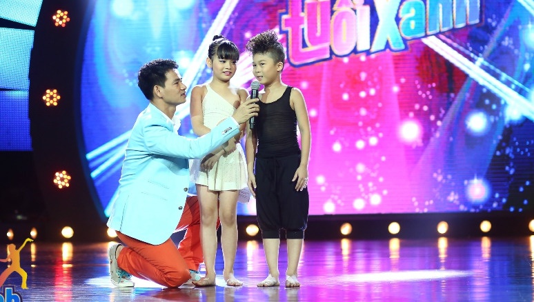 Trấn Thành tiếp lời: “Bài này nó không có giai điệu rõ ràng và đi xuyên suốt mà có lúc dừng lại có những cái hiệu ứng đặc biệt. Nếu diễn viên không cảm nhạc và không giỏi thì dễ rớt nhịp lắm”.  John Huy không tiếc lời khen ngợi: “Giáo viên của các con dạy rất tốt. Có một thứ mà biên đạo không thể dạy được, đó là tài năng. Hai con rất tài năng!”.