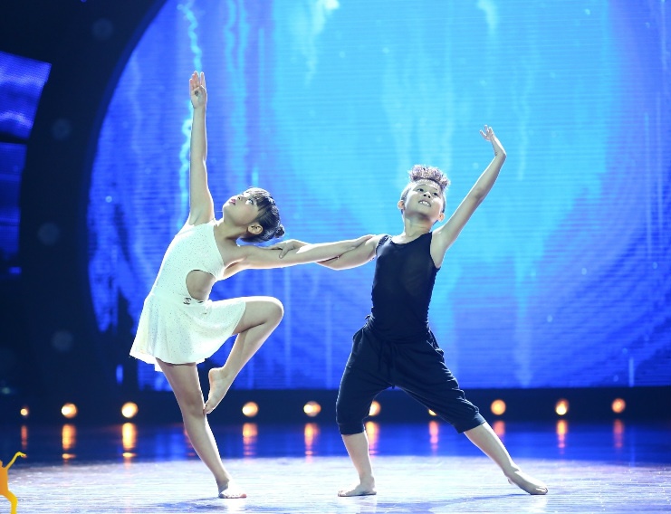 Trấn Thành cũng không nhịn được nên phải lên tiếng lần nữa: “Đây là phần trình diễn 3D, nó cao, rộng và sâu. Tụi con còn nhỏ như vậy mà thể hiện được cả 3 chiều”. Nhã Khanh đi sâu hơn vào chuyên môn: “Hai bạn nhảy rất nhiều thể loại trong bài này nhưng thể loại nào ra thể loại ấy, nó không lẫn lộn vào nhau”.