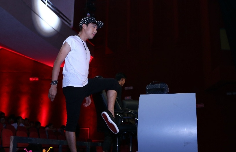 Nhã Khanh  nhanh chóng đỡ lời cho cặp đôi nhí: “Nếu hát mà vẫn đảm bảo động tác tốt vẫn được