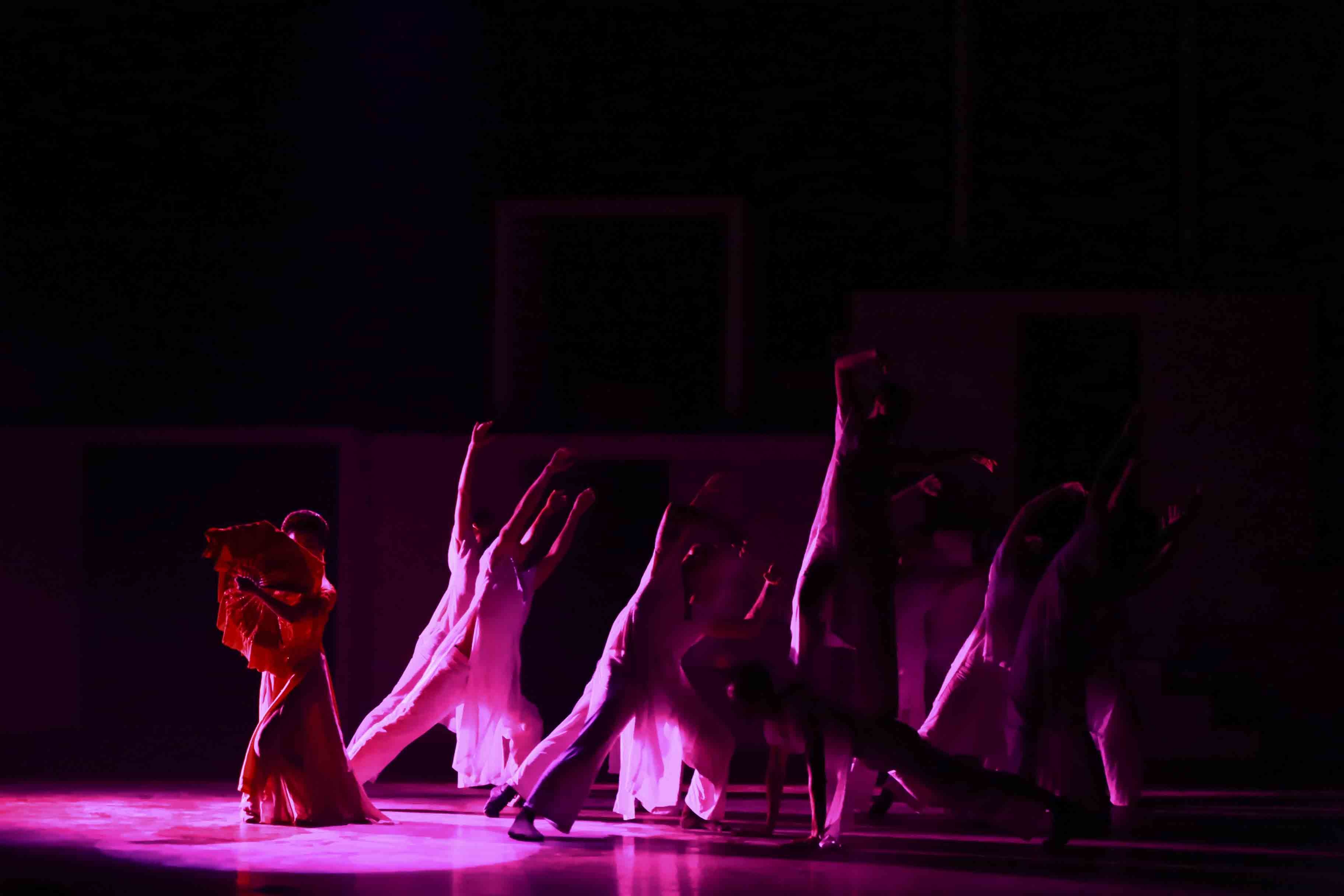 Vở múa đương đại Con tạo xoay nằm trong dự đầu tiên của chuỗi dự án trong năm 2014 của Tuyết Minh. Về mặt nội dung, đây là vở múa sử dụng chất liệu không quá xa lạ với công chúng.