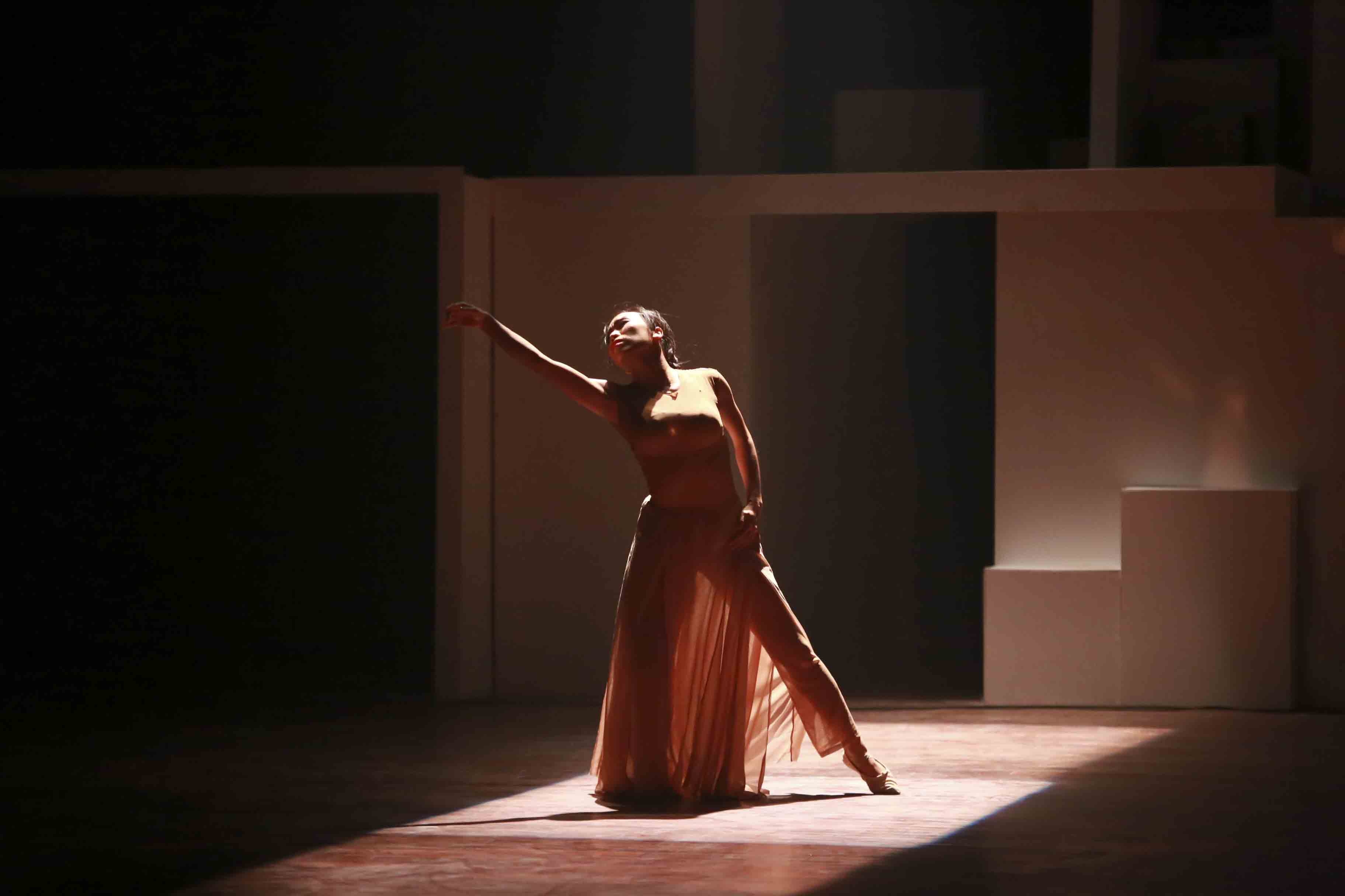 Tuyết Minh là một nữ nghệ sĩ múa - biên đạo hàng đầu trong nước với hàng chục giải thưởng như vở ba-lê Carmen 2003, vở Quan Âm Thị Kính năm 2005, vở múa đương đại Thời gian 2011... Cùng Tuyết Minh dẫn dắt suốt đêm diễn là người bạn thân của cô, “hoàng tử ba-lê” Cao Chí Thành. 