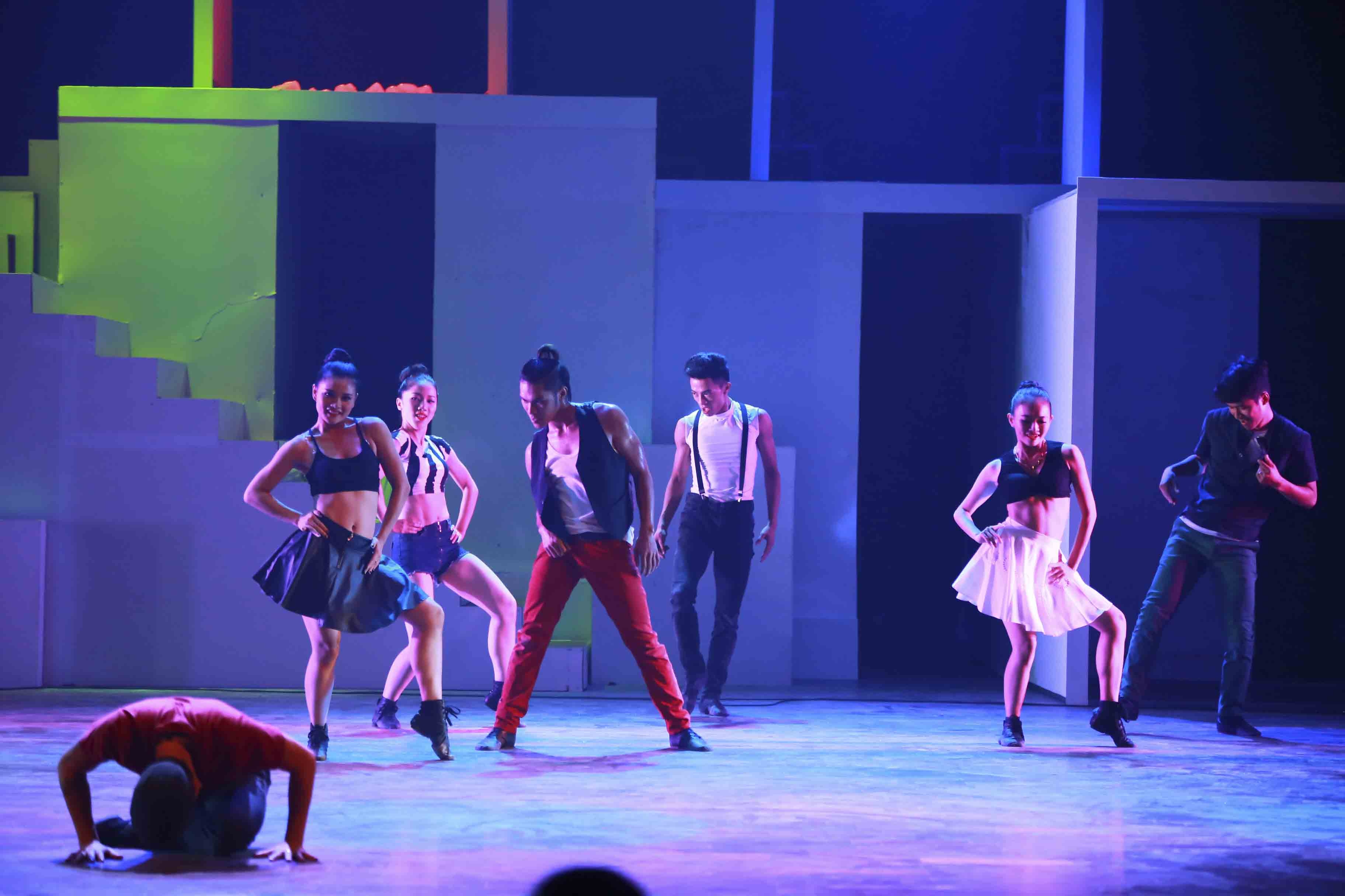 Giúp sức cho cặp đôi Tuyết Minh - Cao Chí Thành là John Huy Trần và những học trò xuất thân từ Thử thách cùng bước nhảy 2 mùa trước, gồm có Toàn Trung, Dương Đình Hải, Tuấn Đạt, Thái Sơn... 