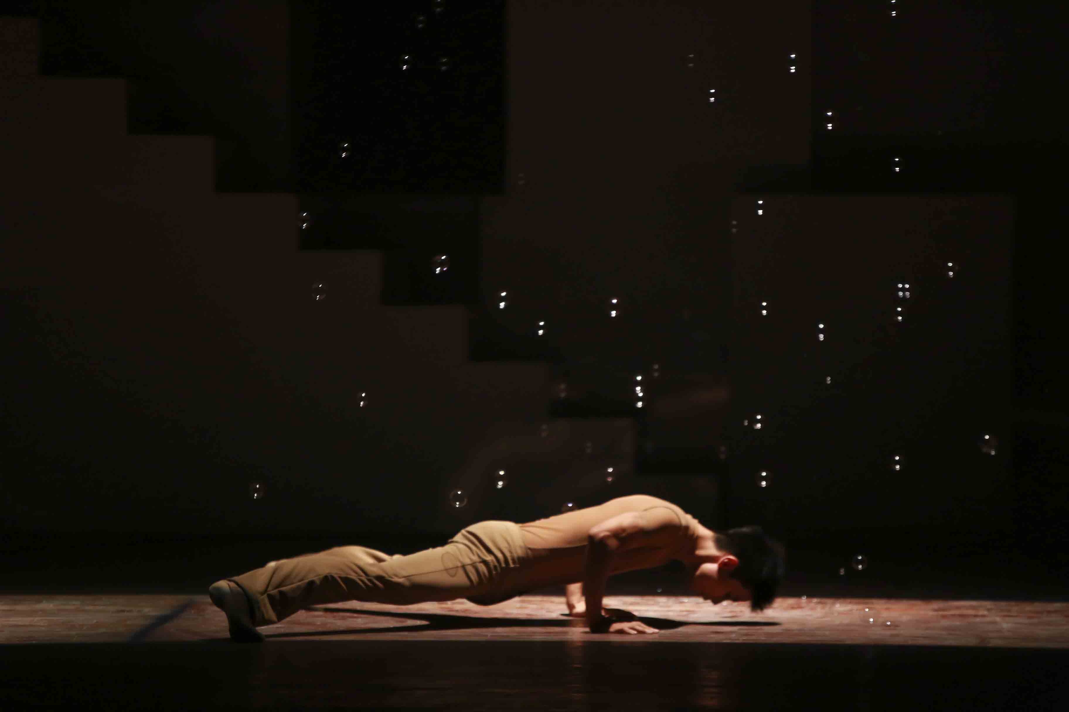 Về dàn dựng, vở diễn mang đến phong cách hiện đại trong thiết kế và bố trí bối cảnh. Đạo cụ cho mọi phân đoạn đều được tối giản đến hết mức có thể chỉ đủ để tôn lên cái hồn của nghệ sĩ.