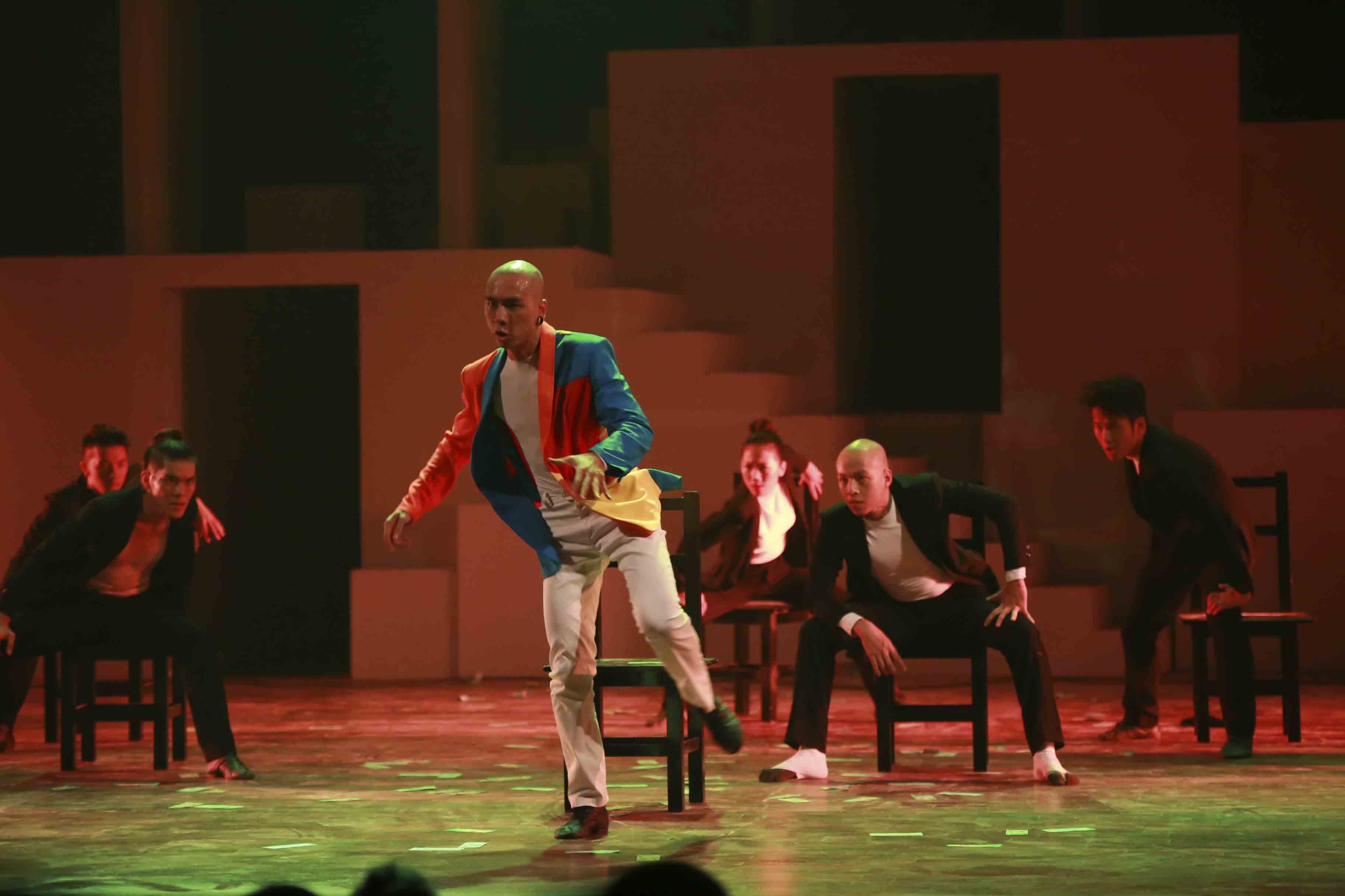 Trong đó nổi bật là Toàn Trung với việc làm chủ nhiều phân đoạn trong vở diễn. 