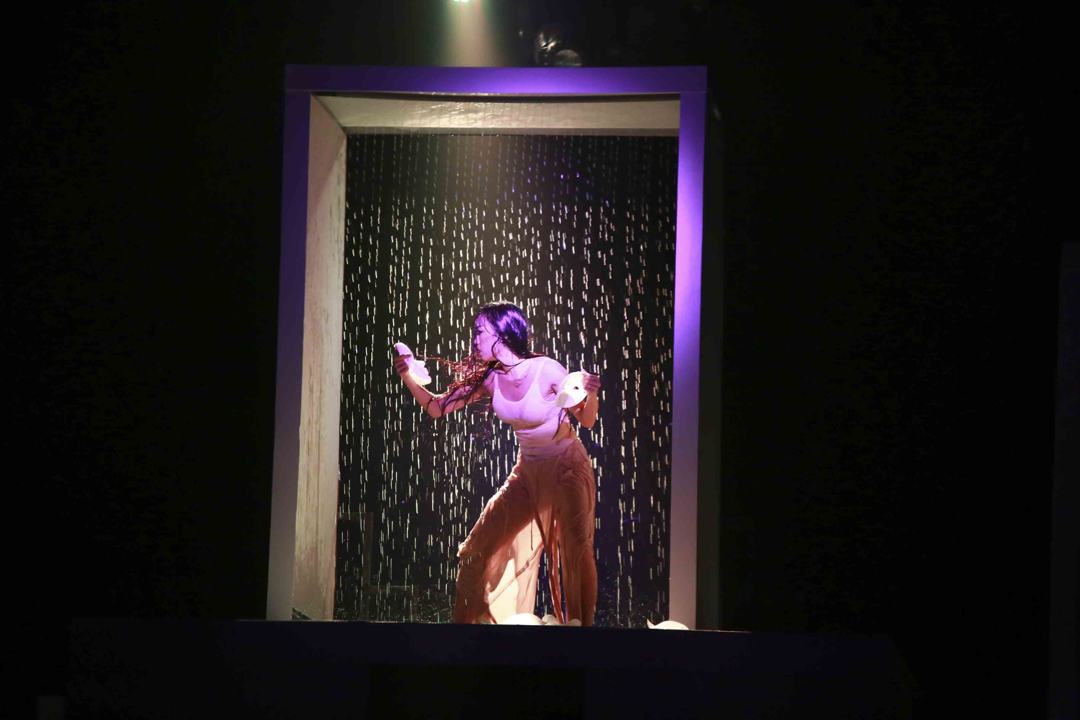 Thạc sĩ, giám khảo Thử thách cùng bước nhảy Tuyết Minh vừa ra mắt vở múa đương đại Con tạo xoay mà cô ấp ủ từ lâu. Cô kết hợp cùng đoàn nghệ thuật Khám Phá công diễn tại TP.HCM. 