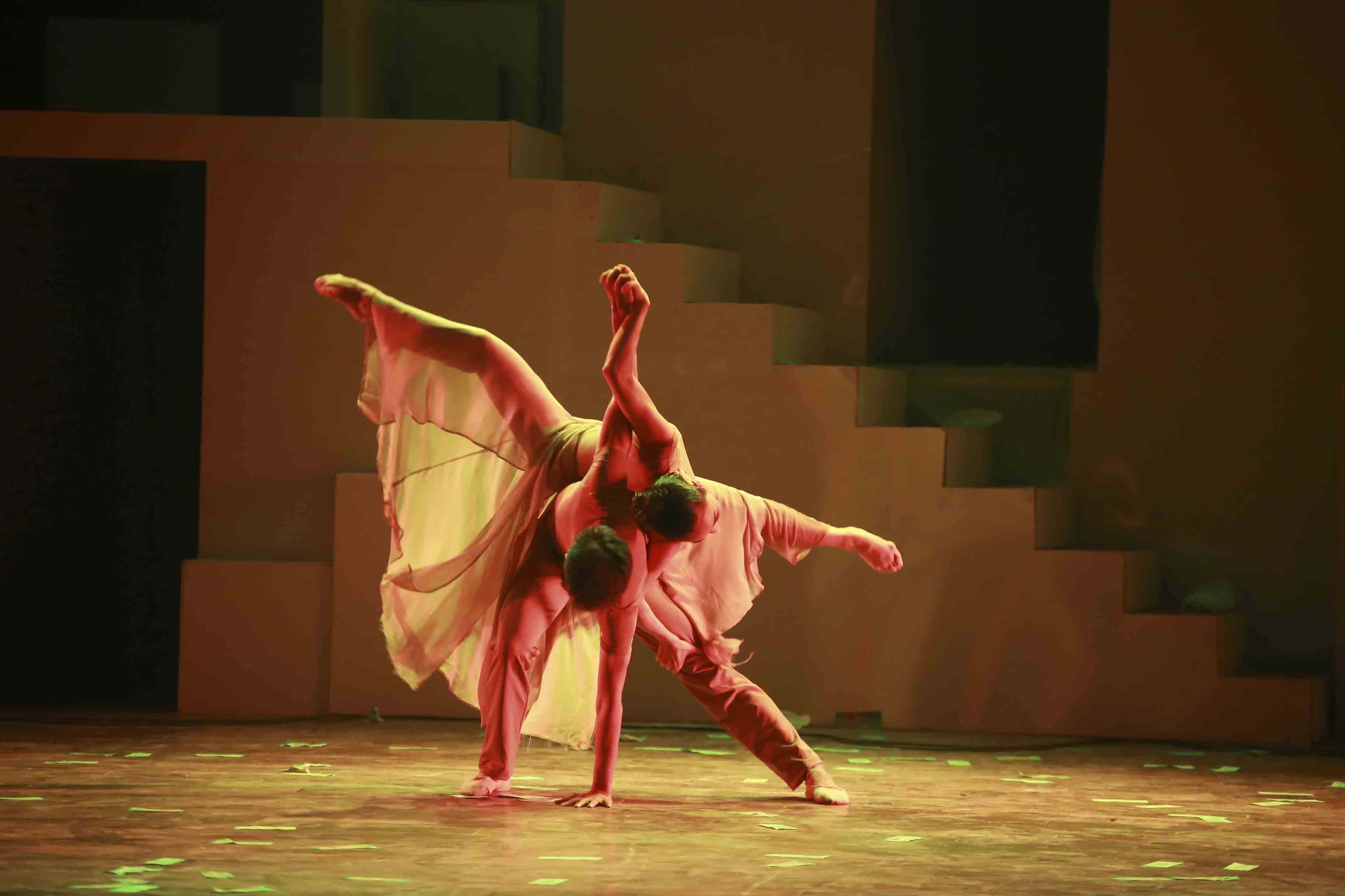 Con tạo Xoay là thành quả nhiều tháng trời tập luyện của hàng chục nghệ sĩ. 