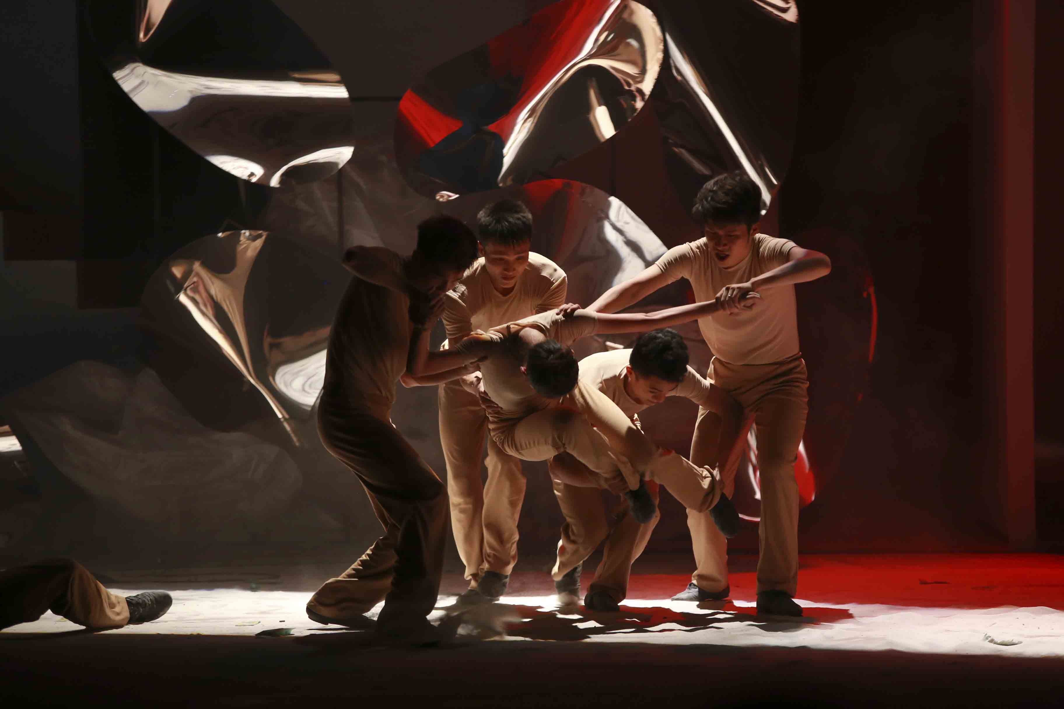 Qua vở diễn này công chúng thấy được khát khao của Tuyết Minh, mong muốn mang hơi thở mới vào nghệ thuật nhảy múa và thể hiện bằng những gương mặt mới.