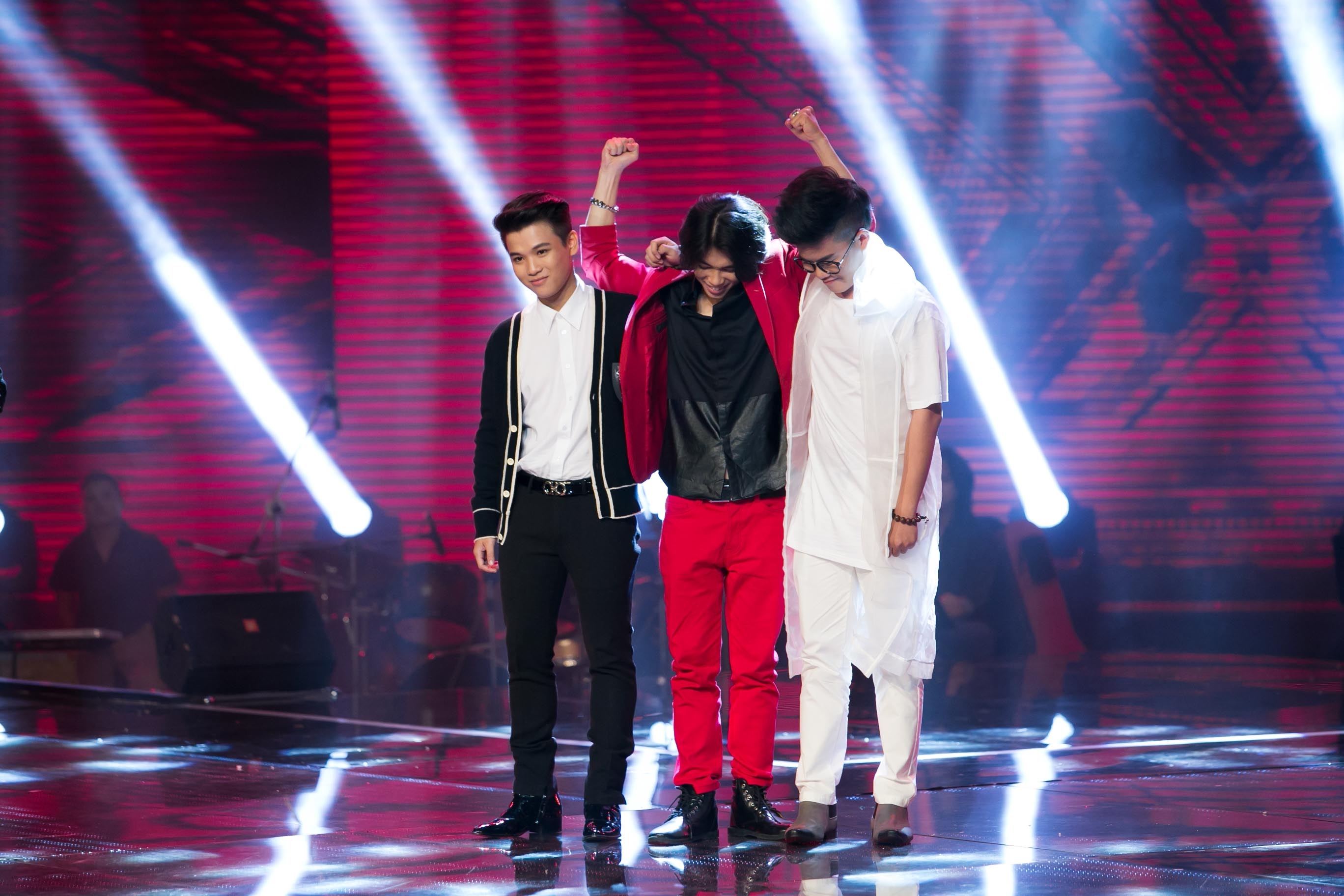 Trở lại với diễn biến của trận đấu giữa 2 đội, Chí Thành và Thùy Dương đã dừng cuộc chơi khi họ có số lượng bình chọn thấp nhất.