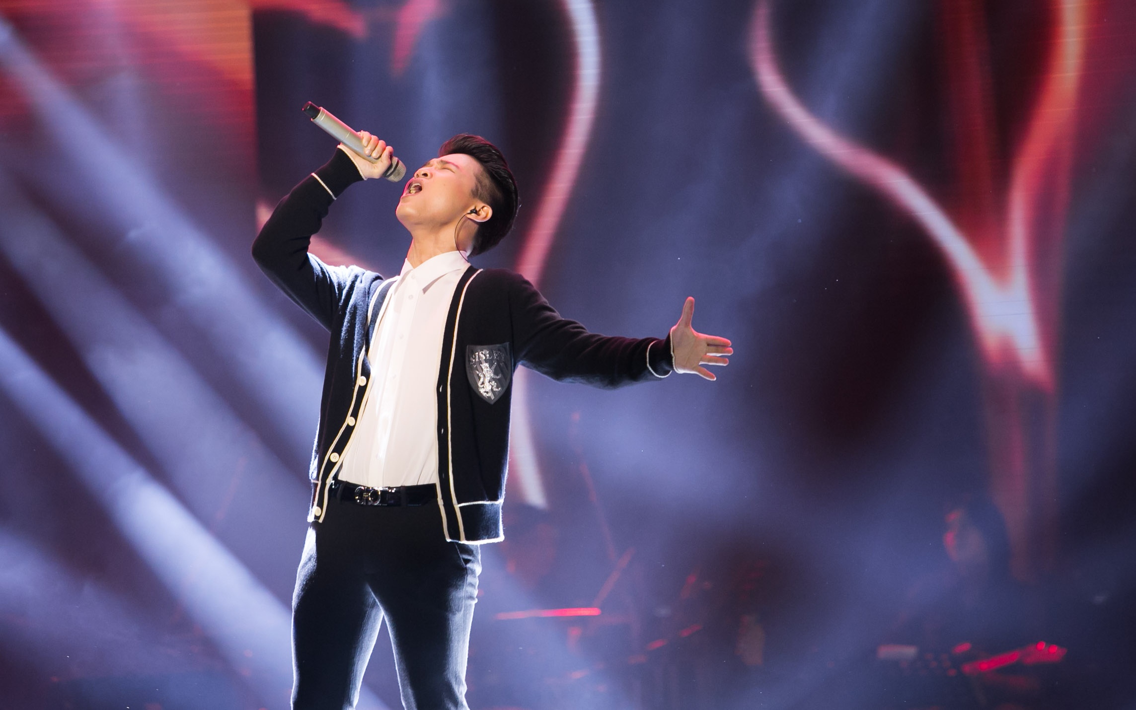 Tự đặt cho mình thử thách lớn khi thể hiện ca khúc nổi tiếng của Bằng Kiều - Trái tim bên lề nhưng Phạm Đình Thái Ngân lại nhận được sự đồng thuận từ người nghe. Chất giọng ấm áp, cao vút của hot boy trong bản ballad ngọt ngào đã làm nhiều người say mê. 