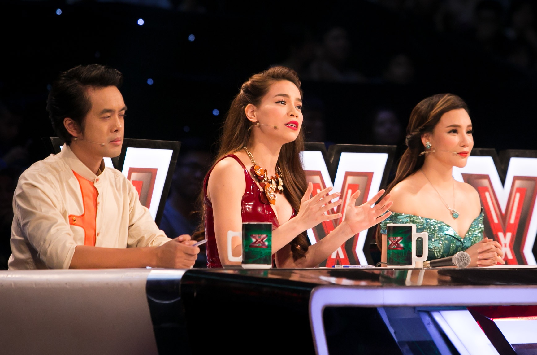 Hồ Ngọc Hà tán thưởng: “Khi em hát xong bài đó, trái tim của em không hề bị đứng bên lề nữa, người con gái nào đó sẽ đưa thẳng em vào trái tim của họ. Chị thích nhất phần đầu vì cứ câu nào em bỏ nhỏ là chính xác và tim chị rung”.