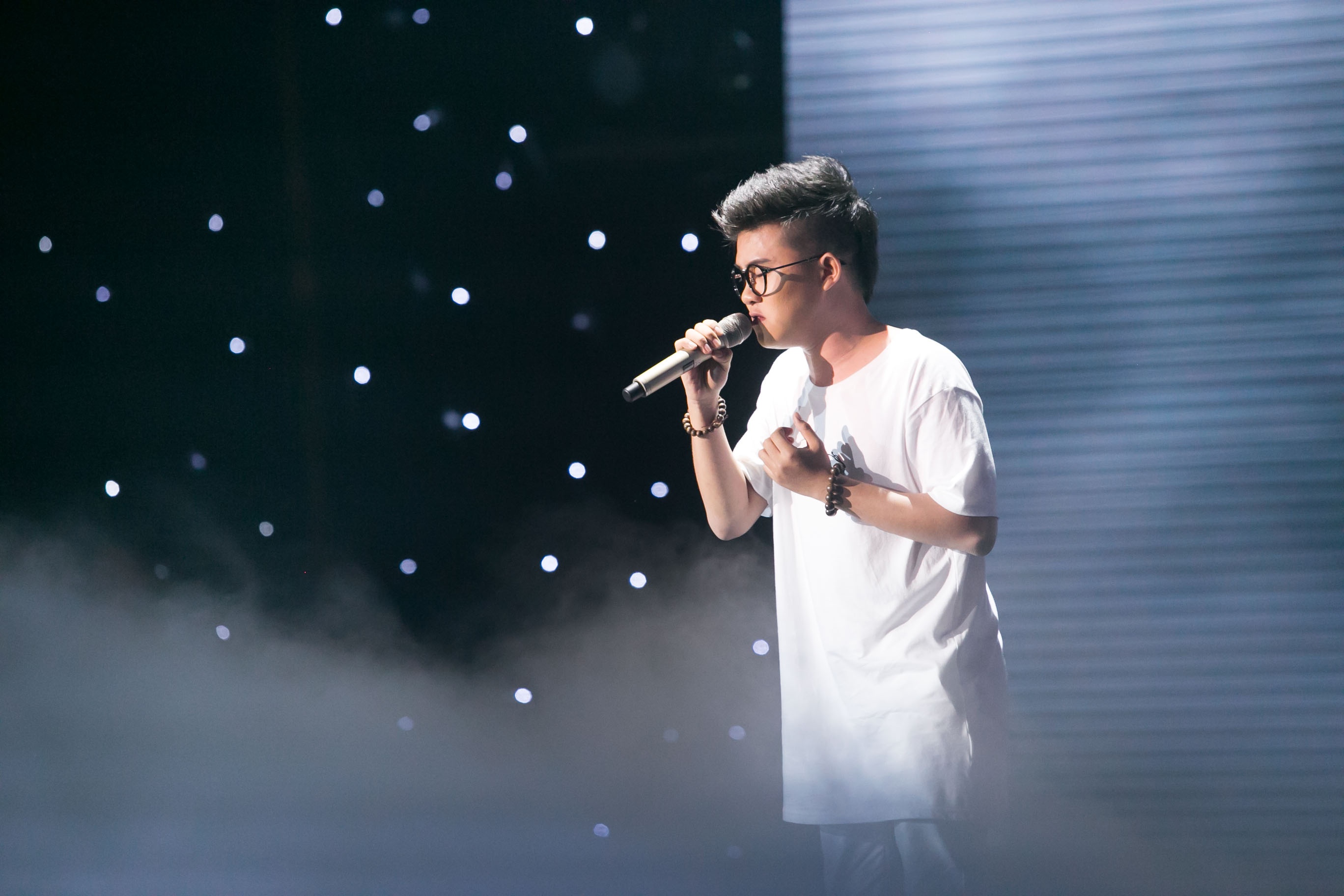 Học trò của Hồ Quỳnh Hương mang lại bất ngờ với ca khúc Cây vĩ cầm của nhạc sĩ Lê Yến Hoa. Những hoài niệm của bài hát được thể hiện qua chất giọng mượt mà và lắng đọng của Chí Thành. 