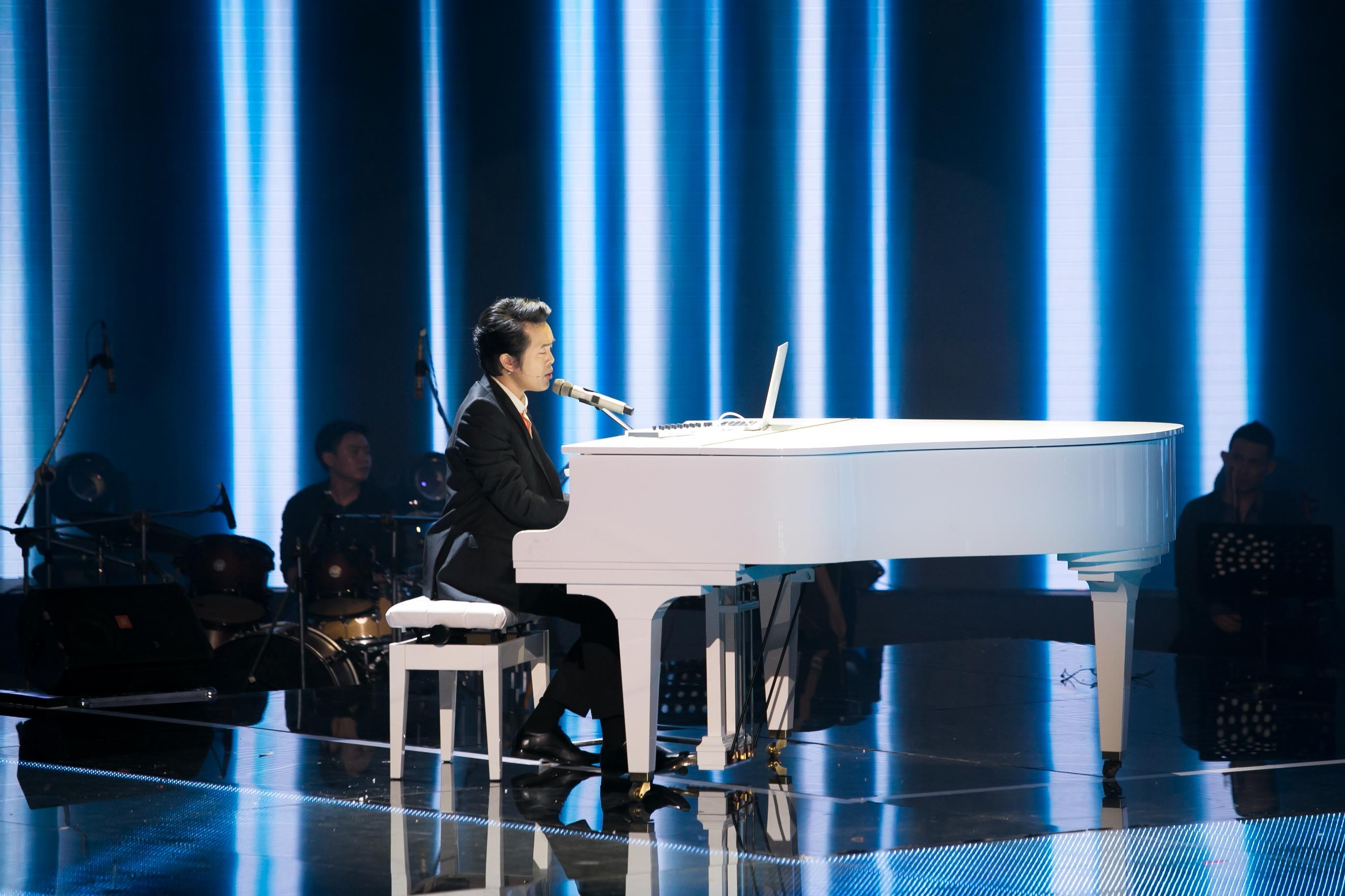 Trong liveshow 2 của X Factor diễn ra tối 10/8 trên VTV3, không chỉ có màn so tài giữa các thí sinh của 2 đội Hồ Quỳnh Hương và Đàm Vĩnh Hưng, mà đây cũng là dịp hiếm hoi để Dương Khắc Linh khoe giọng. Nhạc sĩ nổi tiếng không có lợi thế về chất giọng nhưng anh lại biết lấp đi khuyết điểm bằng sự ngọt và lãng mạn trong ca khúc You’re not alone.