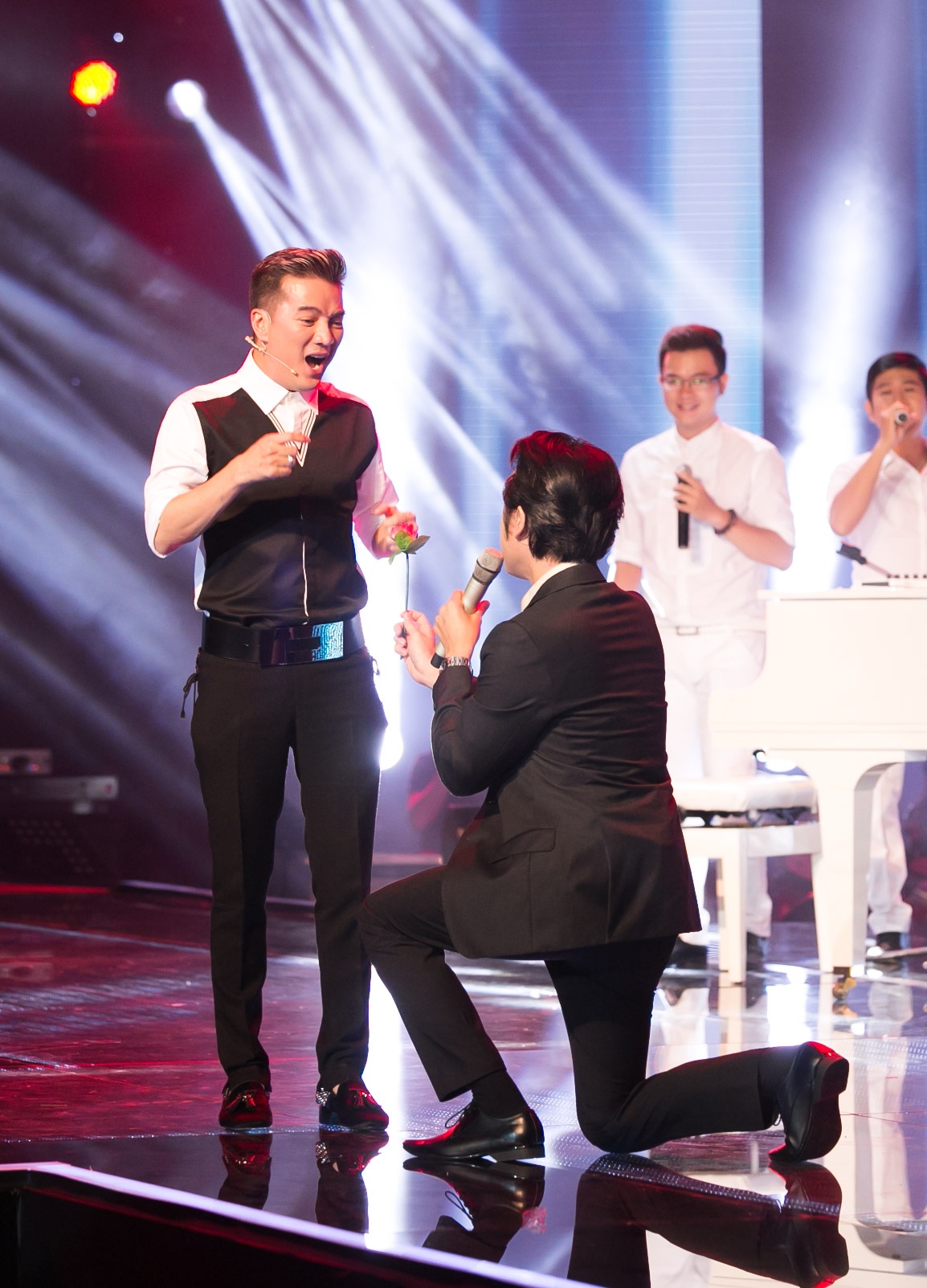 Tuy nhiên, đỉnh điểm của sự chú ý nằm ở việc Dương Khắc Linh đi xuống hàng ghế giám khảo và cầm tay Mr Đàm lên sân khấu. Ngơ ngác trước tình huống bất ngờ, nhưng Đàm Vĩnh Hưng cũng theo chân người đồng nghiệp. Lúc này Dương Khắc Linh đã chuẩn bị sẳn một bông hồng và quỳ xuống tặng cho Mr Đàm như cách cầu hôn của đôi nam nữ.