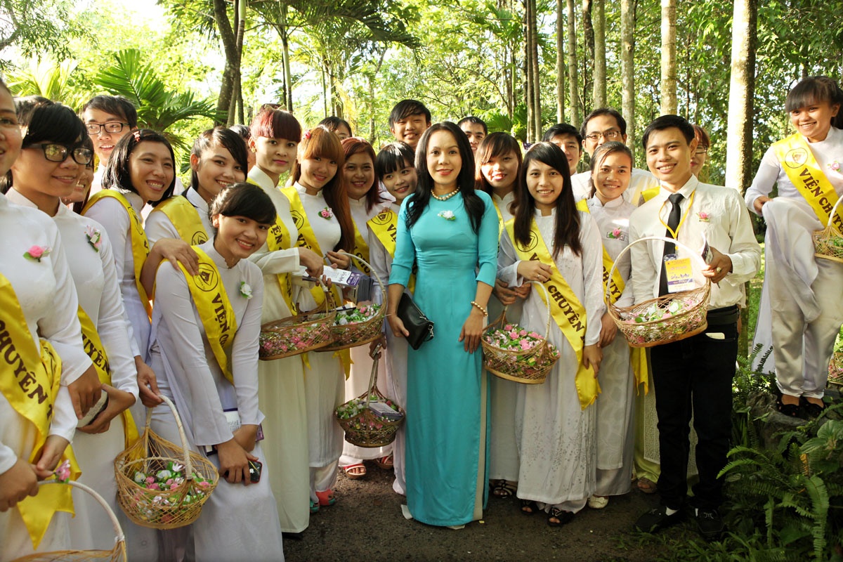 Vừa tái ngộ Hoài Linh trong The Winner Is – Tôi là người chiến thắng, Việt Hương vội vả về nhà, chuẩn bị cho ngày lễ Vu Lan. Sáng 10/8, cô đã có mặt tại một ngôi chùa nằm ở tỉnh Bà Rịa – Vũng Tàu để tham gia lễ Vu Lan báo hiếu.