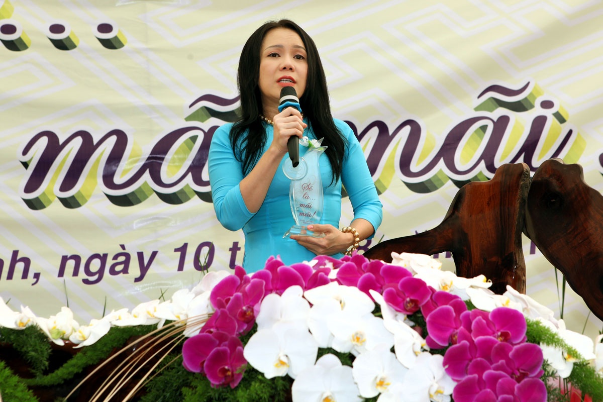 Cũng trong dịp này, Việt Hương lần đầu hé lộ pháp danh Diệu Lâm khi cô quy y, trước 20.000 phật tử hội ngộ về nơi đây. 