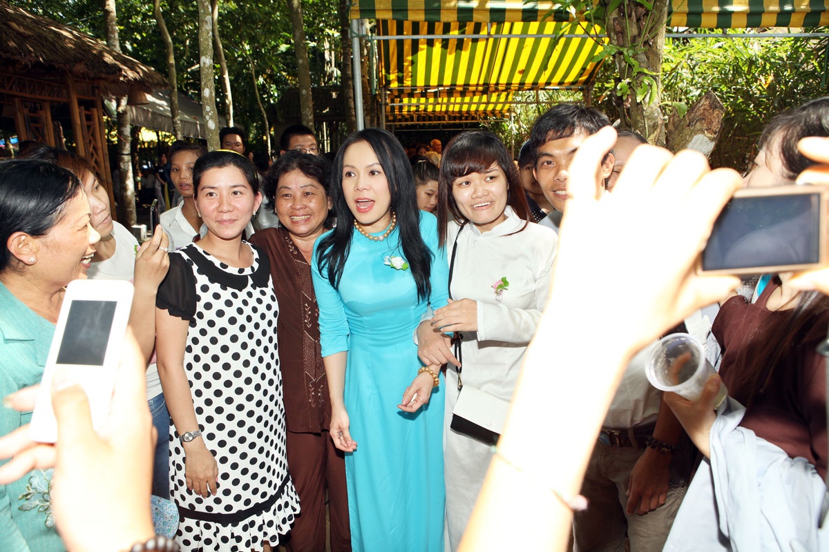 Sự xuất hiện của Việt Hương đã khiến lối ra vào tắt nghẽn vì người hâm mộ vây quanh, xin được chụp hình với cô. Có nhiều fan còn xin được nắm tay, vuốt tóc và còn ôm Việt Hương.