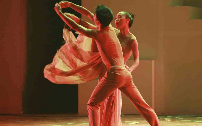 Giam khao Thu thach cung buoc nhay dien 'Con tao xoay' hinh anh