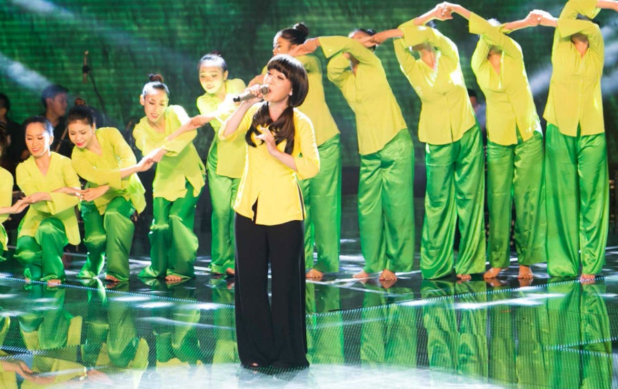 Ha Van hat Mua tren que huong hinh anh