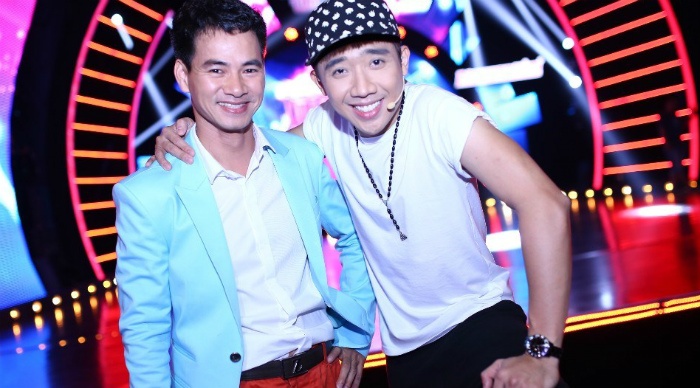 Tran Thanh 'doi co' voi ban gai Chi Anh tren ghe nong hinh anh