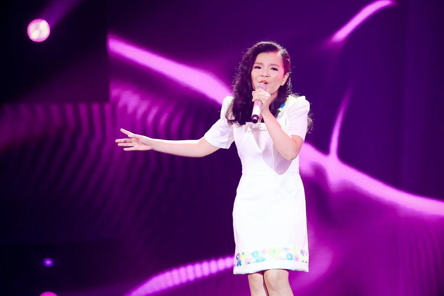 Trong số 7 thí sinh dự thi, Lan Anh có được chút lợi thế vì cô từng gây ấn tượng với những bản cover trên youtube. Tuy nhiên, ca khúc Safe and Sound mà Lan Anh chọn để trình diễn lại quá an toàn. 