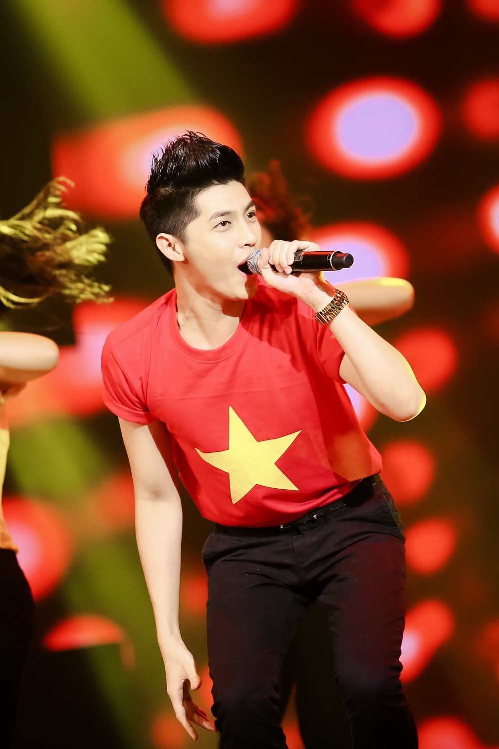 Noo Phước Thịnh cũng góp mặt với ca khúc Việt Nam ơi.