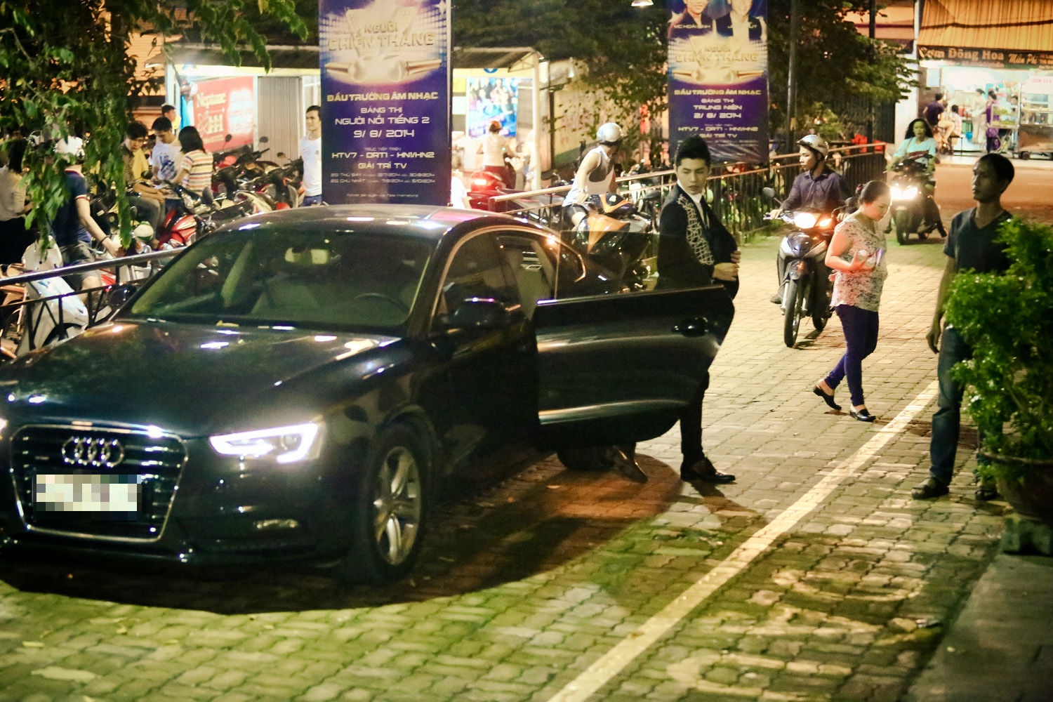 Noo bảnh bao bước ra từ chiếc xe tiền tỷ, người hâm mộ đã đứng chờ đợi anh trước đó.