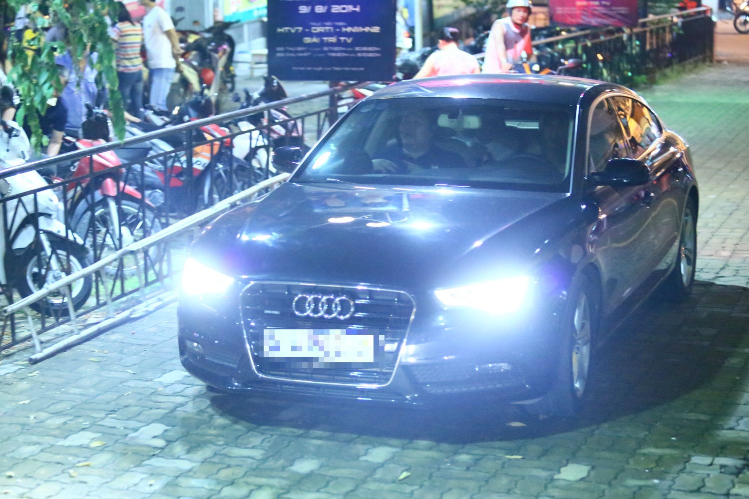 Tối 16/8, Noo Phước Thịnh xuất hiện trên xế sang để làm giám khảo cho bảng Học sinh - sinh viên của The Winner Is - Tôi là người chiến thắng. Chiếc xế hộp này là tài sản mà nam ca sĩ điển trai tích cốp sau nhiều năm đi hát. Trước đó anh cũng sở hữu chiếc audi khác màu.