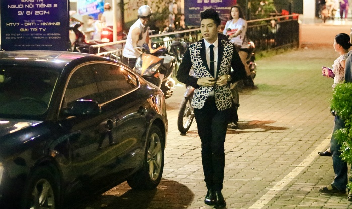 Noo Phuoc Thinh dung xe sang di cham thi hinh anh