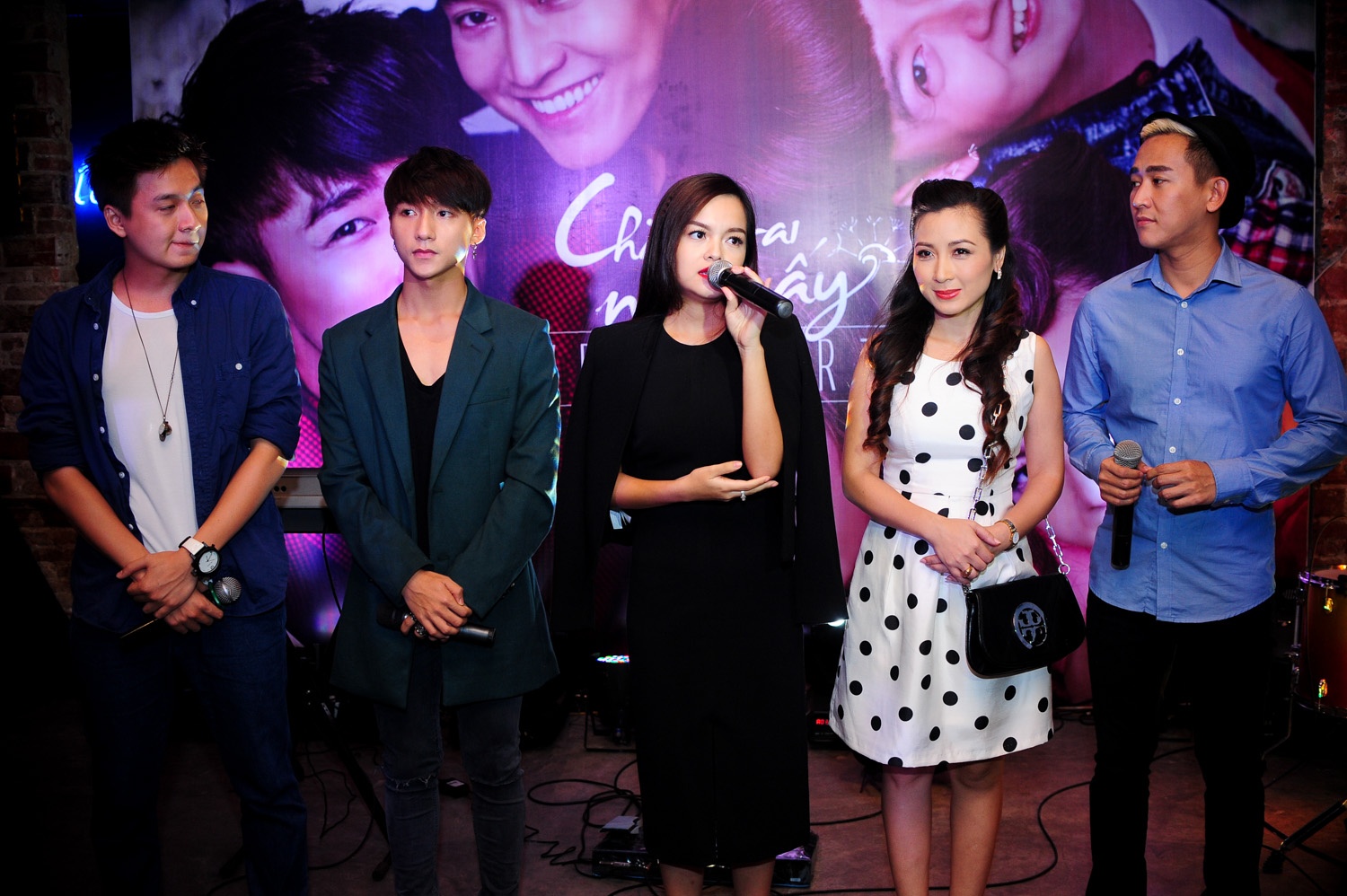 Tối 18/8, đoàn phim Chàng trai năm ấy tổ chức tiệc mừng vì đã hoàn thành những cảnh quay cuối cùng của bộ phim. 