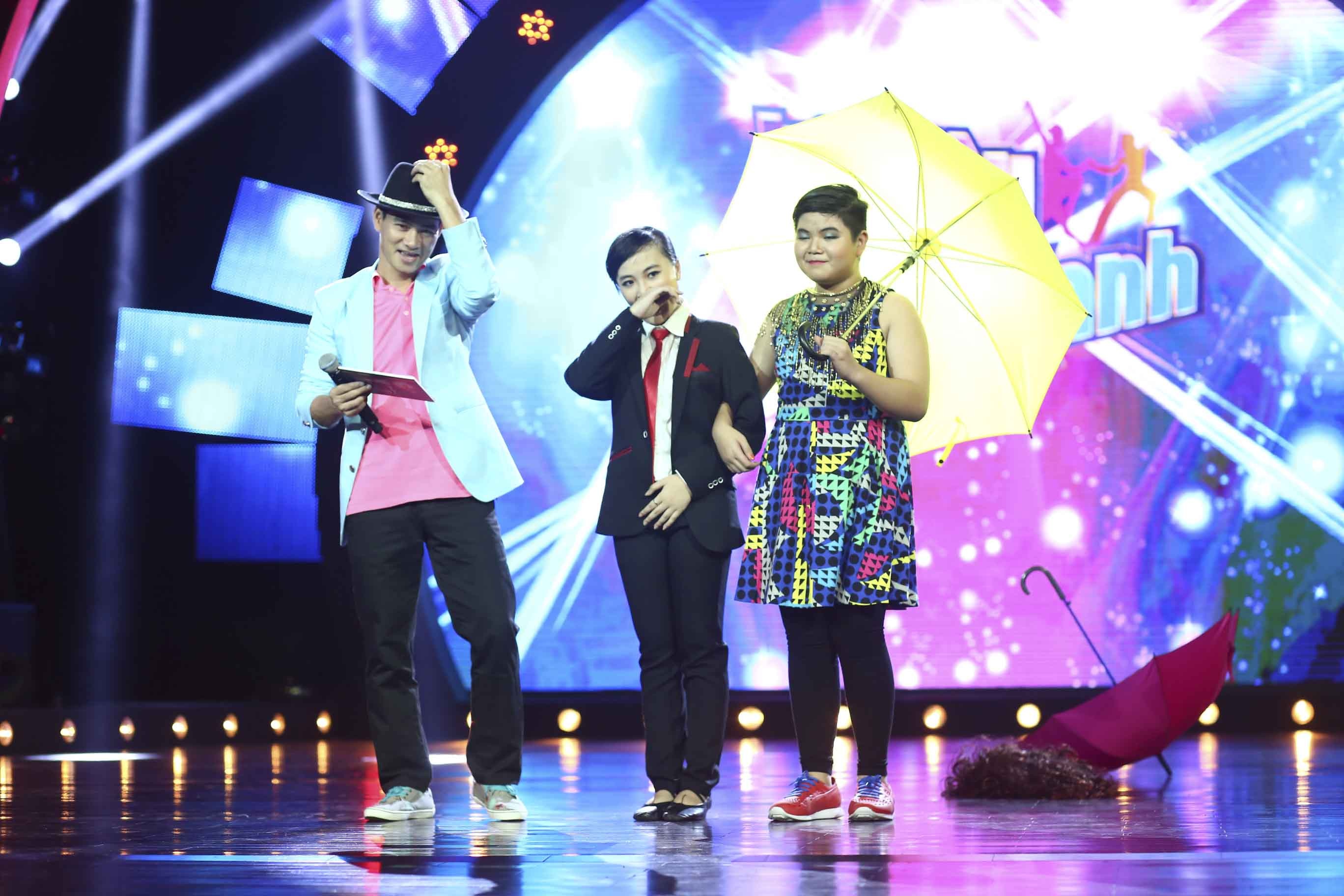 Trấn Thành tiếp lời:  “Anh có thắc mắc, không biết trong quá trình các bạn luyện tập có khó khăn gì với nhau hay không?