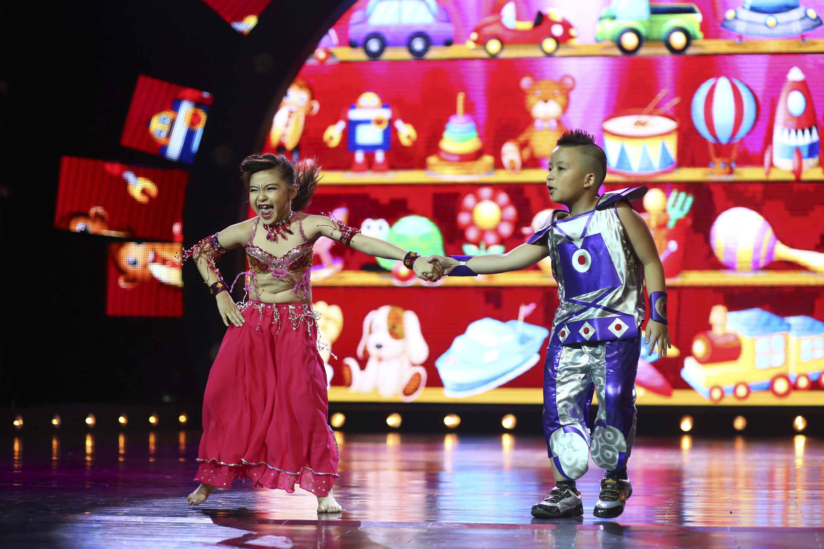 Ở diễn biến của trận đấu tối qua, cặp đôi Minh Triết - Bích Ngọc thể hiện belly dance và hiphop do Viết Thành biên đạo. Sau màn trình diễn đầy sôi động, 2 vũ công nhí có phần giao lưu vui nhộn với các giám khảo và MC của chương trình.