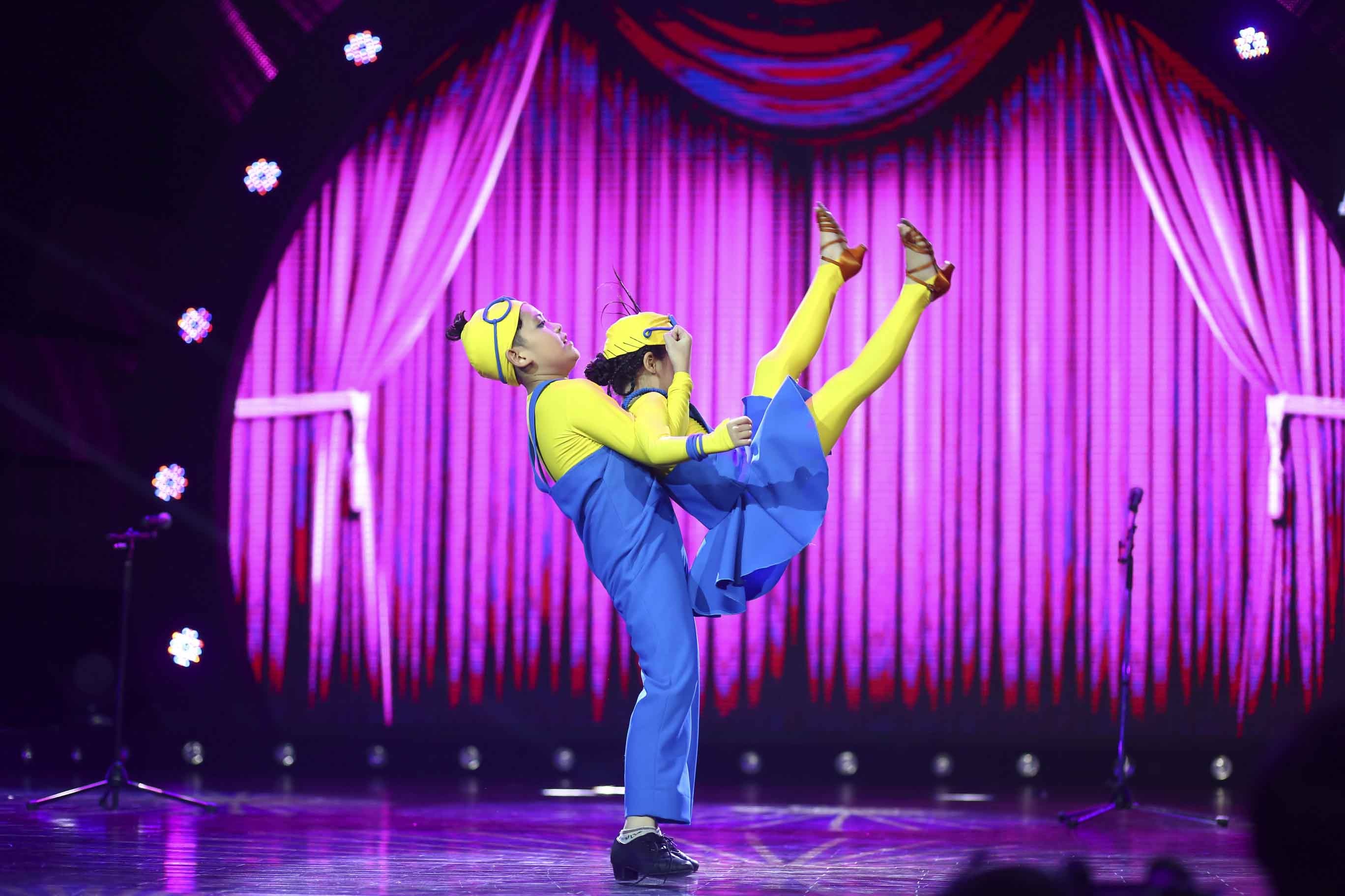 Trong khi Xuân Phong - Thanh Nga thể hiện điệu jive dưới sự hướng dẫn biên đạo Hoàng Khải trên nền nhạc Banana Song (phim Kẻ cắp Mặt Trăng) làm người xem không thể nhịn cười.