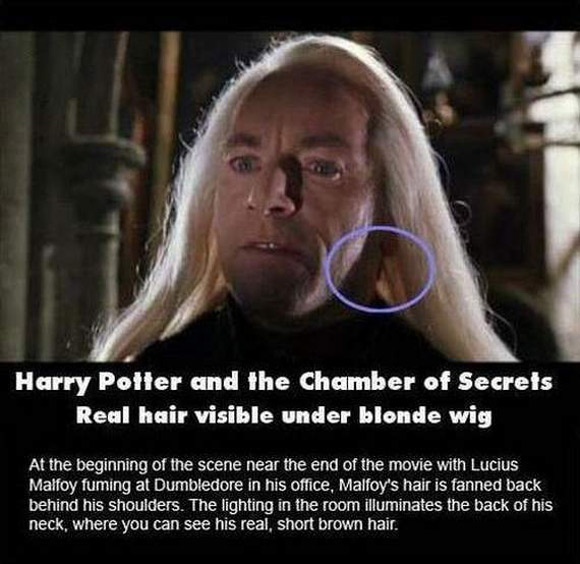 Do ánh sáng chiếu ngược, mà mái tóc thật màu nâu sáng của diễn viên Jason Isaacs đóng vai Lucius Malfoy trong bộ phim Harry Potter And The Chamber Of Secrets đã bị lộ.