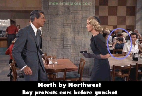 Trong một cảnh của North By Northwest, cậu bé ngồi phái xa bịt chặt tay lại trước khi cảnh bắn súng diễn ra.