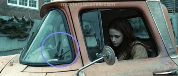 Trong Twilight, khi Bella ngồi trong chiếc xe tải cũ kỹ của mình tại sân trường, một chiếc micro từ máy quay phim hiện rõ mồn một trên tấm kính ô tô.