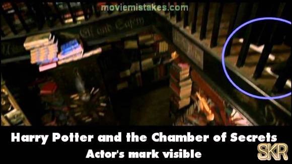 Fan tinh mắt đã chỉ ra dấu sơn màu trắng đánh dấu chỗ đứng của diễn viên trong một cảnh của Harry Potter And The Chamber Of Secrets (Harry Potter và Phòng Chứa Bí Mật).