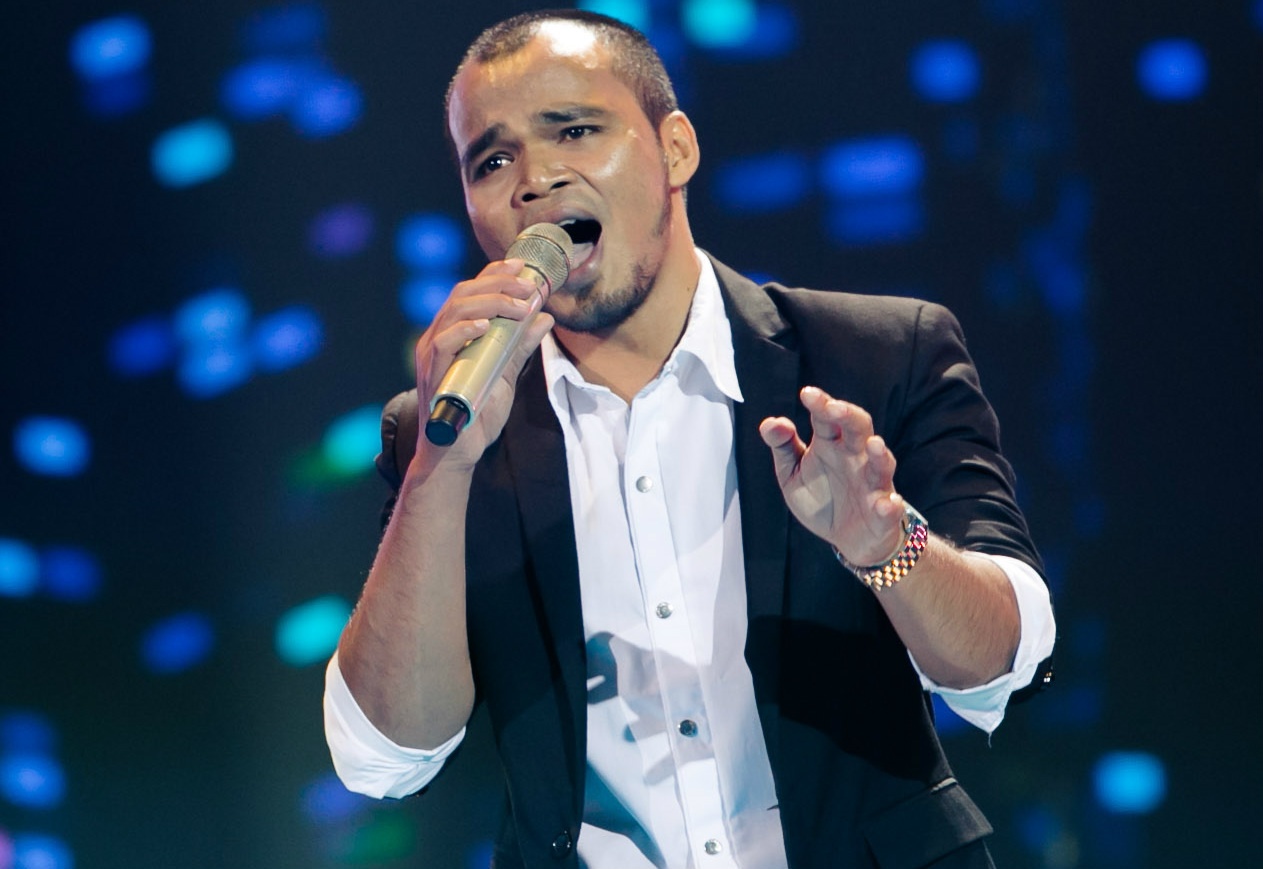 Nay Danh hat I Believe I Can Fly hinh anh