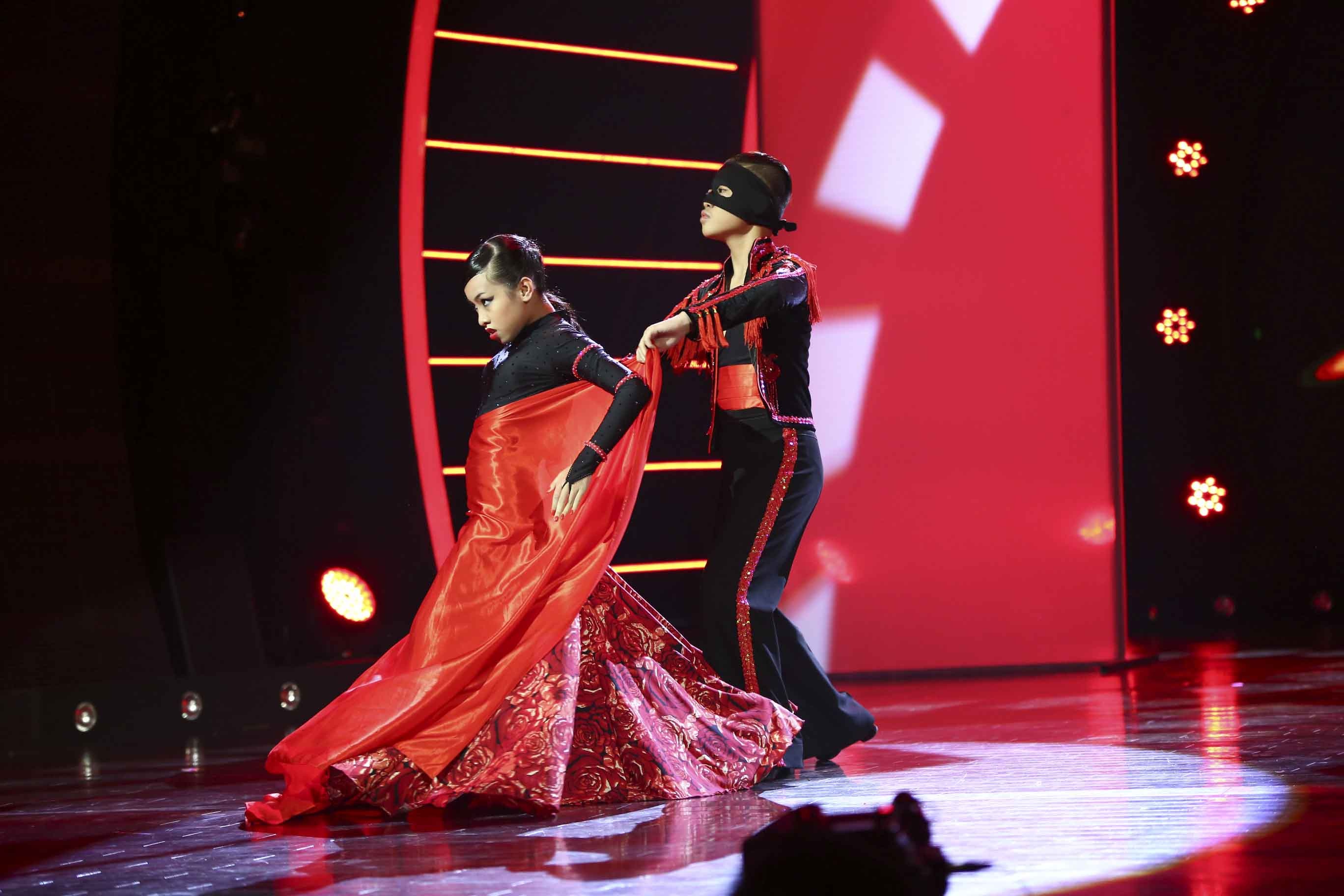 Xuất hiện và thuyết phục hoàn toàn ban giám khảo về mặt chuyên môn, cặp đôi này dẫn đầu bảng thi của mình trong vòng Thử thách và ở vị trí thứ 2 trong vòng Bản lĩnh. Những tưởng với phong độ không ổn định cùng với sức hút không lớn về mặt ngoại hình thì Anh Đức - Thục Hiền sẽ khó lòng chiến thắng.