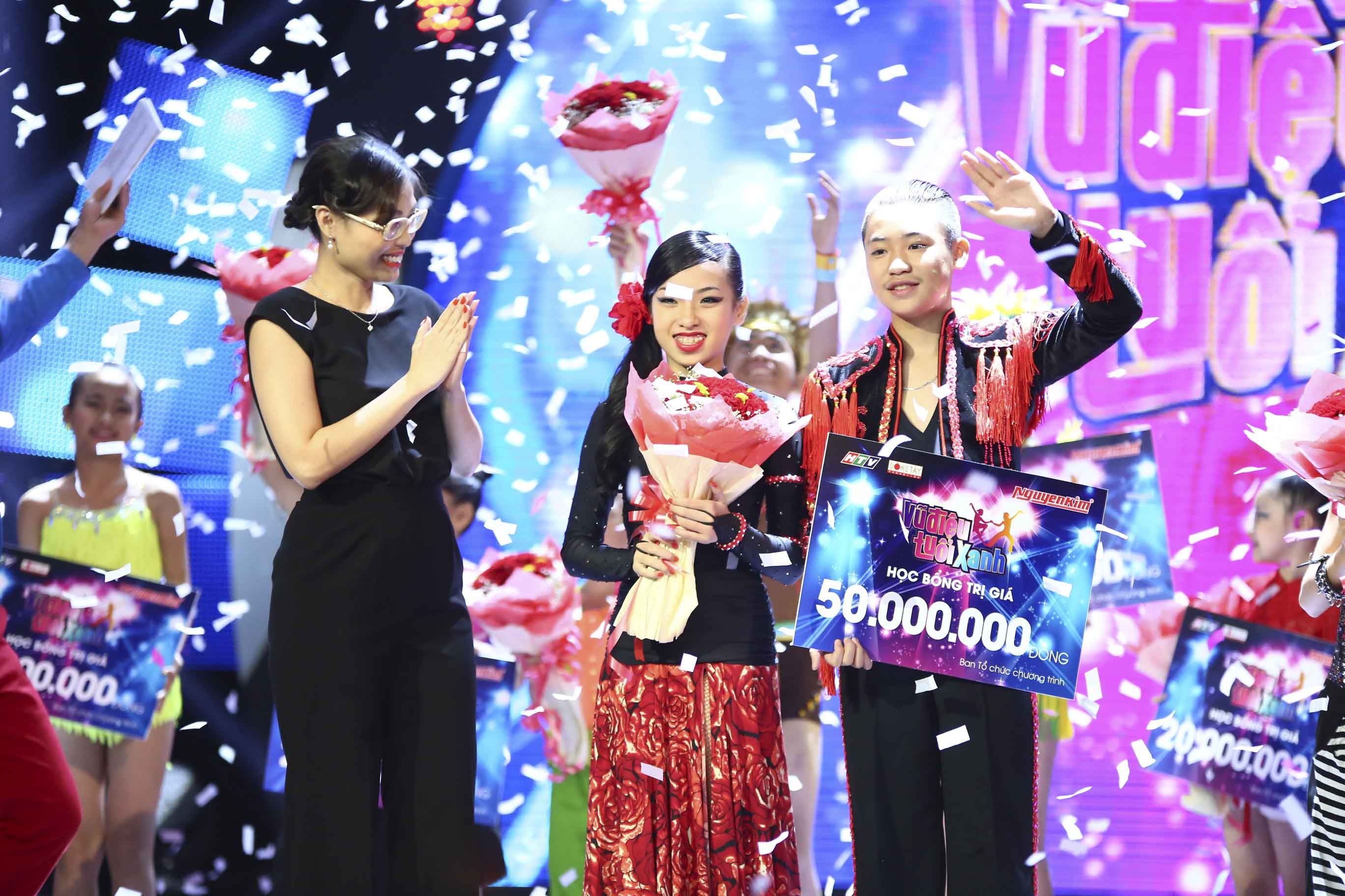 . Thế nên, dù An Bình - Thúy Vy khá đình đám và chiếm trọn tình cảm của khán giả nhưng ngôi vị quán quân vẫn thuộc về Anh Đức - Thục Hiền. 