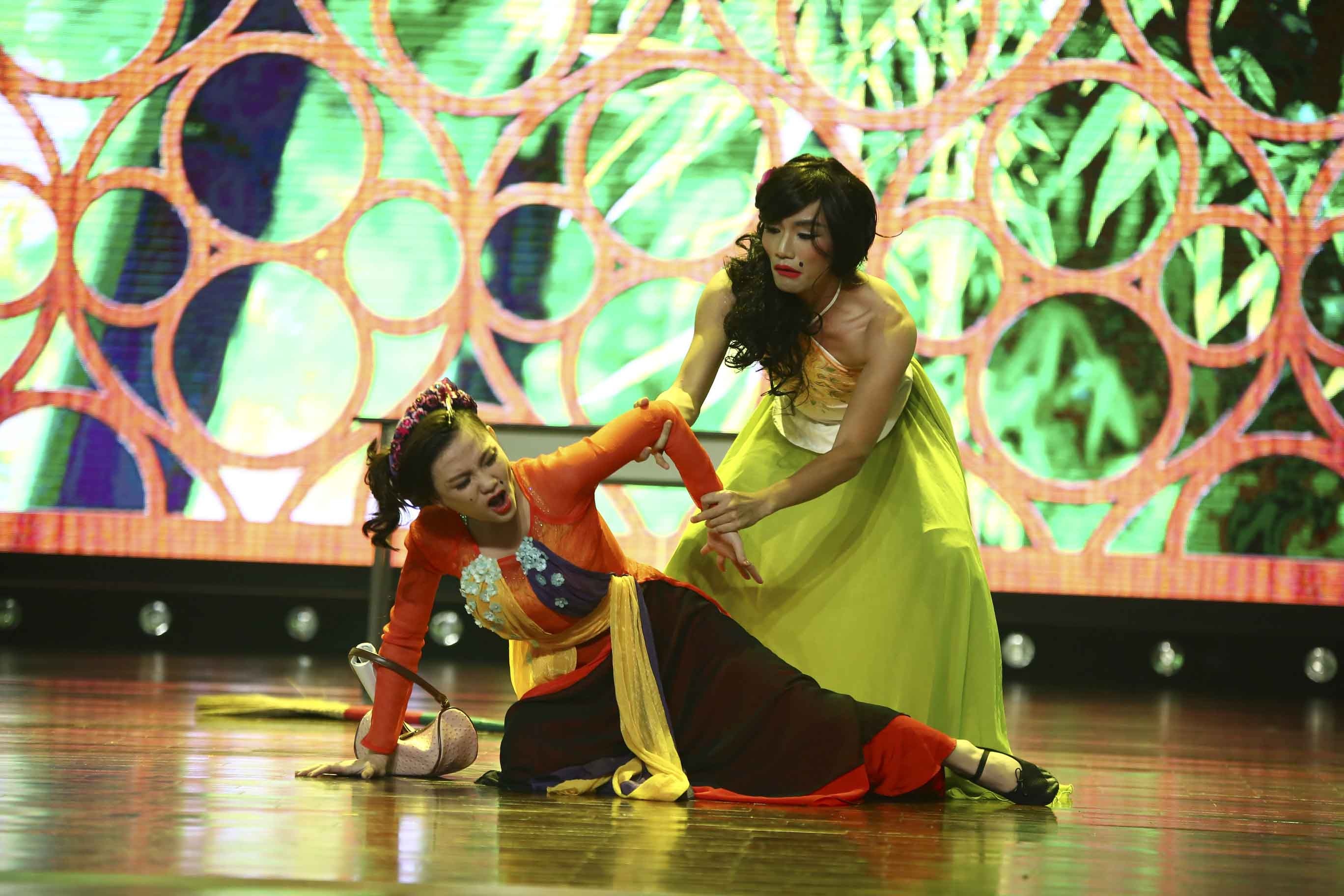 Xuất hiện với tư cách khách mời, Nữ hoàng khiêu vũ - quán quân Bước nhảy hoàn vũ 2014 Thu Thủy cùng các diễn viên Nhà hát giao hưởng nhạc vũ kịch TP.HCM cũng mang đến cho khán giả một tiết mục hài kịch Tấm Cám.