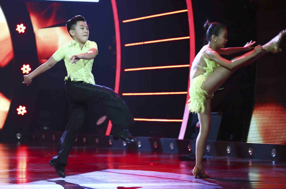Cặp đôi “thiên biến vạn hóa” Tuấn Phong – Hương Giang đưa giám khảo đi từ bất ngờ ngày sang bất ngờ khác bằng diễn xuất, bằng kỹ thuật trau chuốt của tango kết hợp với jive.