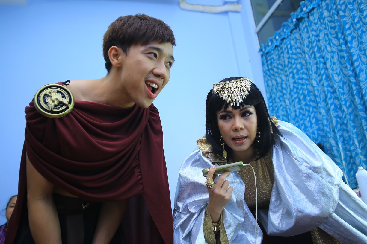 Tran Thanh lam linh, phuc vu nu hoang chan ngan Viet Huong hinh anh