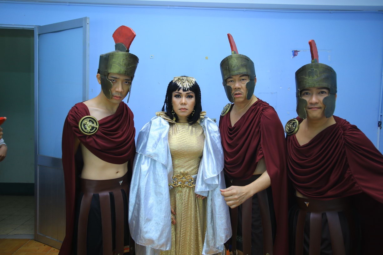 Họ phải xoay xở làm sao để vừa múa tốt, vừa diễn hài hay. Không chỉ đau đầu cho tiết mục mở màn, các trưởng phòng cũng có sự chuẩn bị kĩ lưỡng cho các tình huống mà họ đưa ra cho các khách mời của chương trình. 