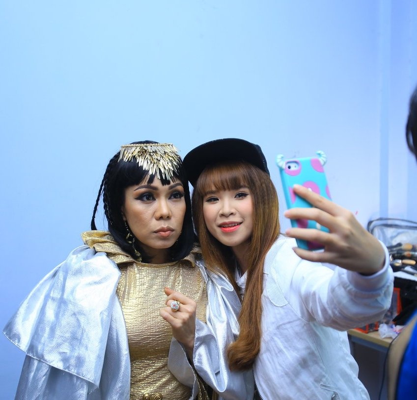 Ngày quay hình vừa qua, Khởi My, Ngọc Lan, Don Nguyễn, Thanh Vân (Idecaf) là những nhân vật “lên thớt” tiếp theo. Hầu hết khách mời khi nhận lời điều rất hào hứng nhưng đến lúc quay hình ai cũng trở nên căng thăng và chuẩn bị tinh thần “chặt chém” một cách tốt đa. Khởi My tâm sự rằng: “Trong số các trưởng phòng, Trấn Thành là người đáng sợ nhất nên tôi mong muốn mình sẽ không đụng phải ông trưởng phòng lắm chiêu này”. 