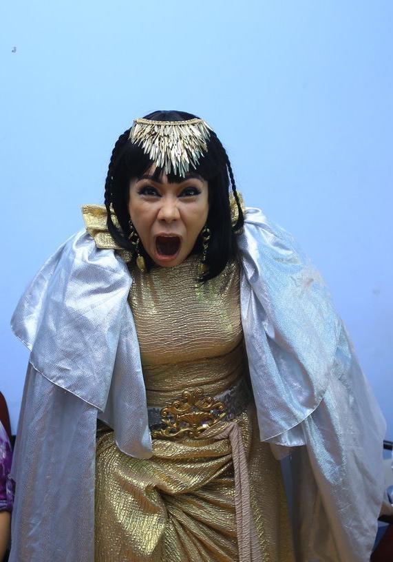 Nhảy múa không làm khó Trấn Thành, cũng không quá sức với Việt Hương nhưng lại khiến Chí Tài, Trường Giang chật vật xoay sở. 